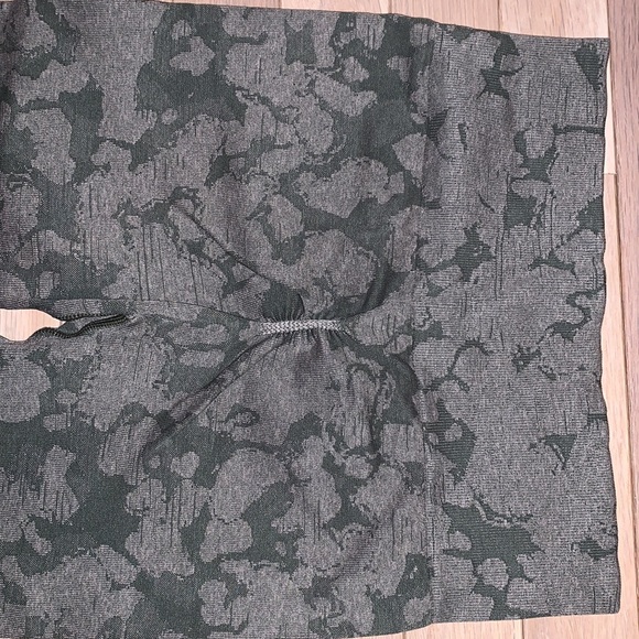 Gym shark green camo leggings - Picture 2 of 2